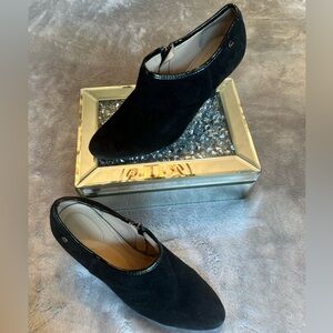 Description-Black bootie
Brand-Calvin Klein
Size-Women’s 8